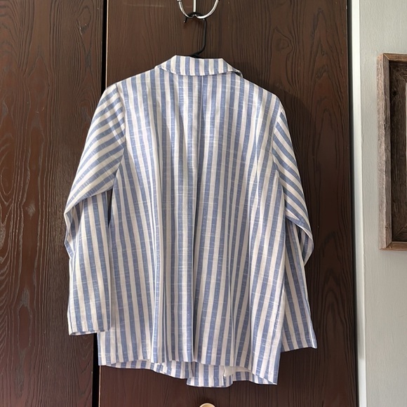 V ery j light blue and white striped jacket. Size Large. NWOT - Picture 6 of 6